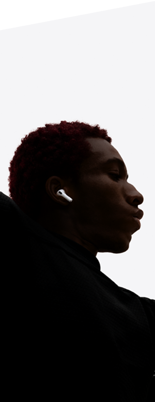 ‏‏AirPods Pro 3 موضوعة في أذن شخص يرقص