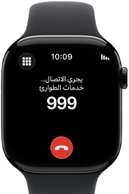 Apple Watch Series 11، إطار ألومنيوم بلون أسود لامع، مكالمة طوارئ على الرقم 911 على الشاشة، الجزء الخارجي الأيمن: التاج الرقمي، حزام رياضي أسود