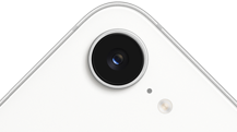 جهاز iPhone&nbsp;17e، جزء من الجانب الخارجي الخلفي، لون أبيض، كاميرا&nbsp;Fusion في الأعلى