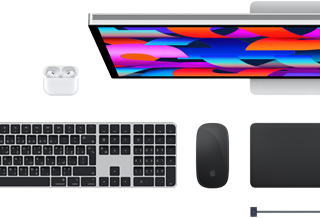 اكسسوارات Mac: سماعات AirPods، وشاشة Studio Display، ولوحة مفاتيح ماجيك، وماجيك ماوس، ولوحة تعقب ماجيك، وكابل شحن MagSafe باللون الأسود الفلكي