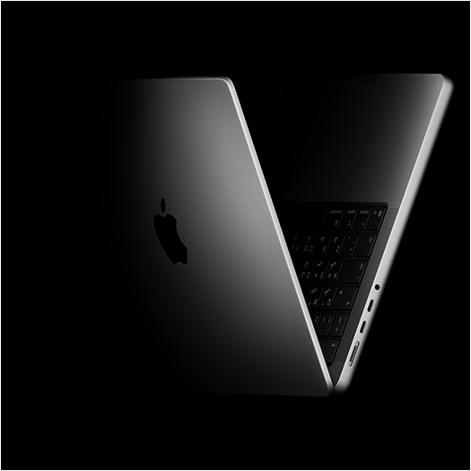 جهاز MacBook Pro مفتوح على شكل حرف V في إشارة إلى شريحة M5