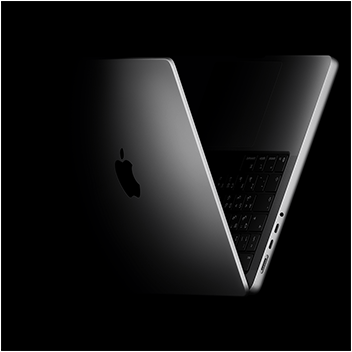 جهاز MacBook Pro مفتوح على شكل حرف V في إشارة إلى شريحة M5