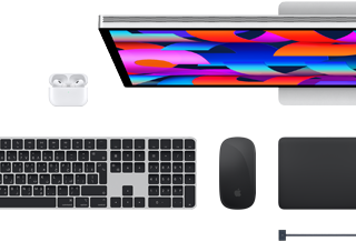 اكسسوارات Mac: سماعات AirPods، وشاشة Studio Display، ولوحة مفاتيح ماجيك، وماجيك ماوس، ولوحة تعقب ماجيك، وكابل شحن MagSafe باللون الأسود الفلكي