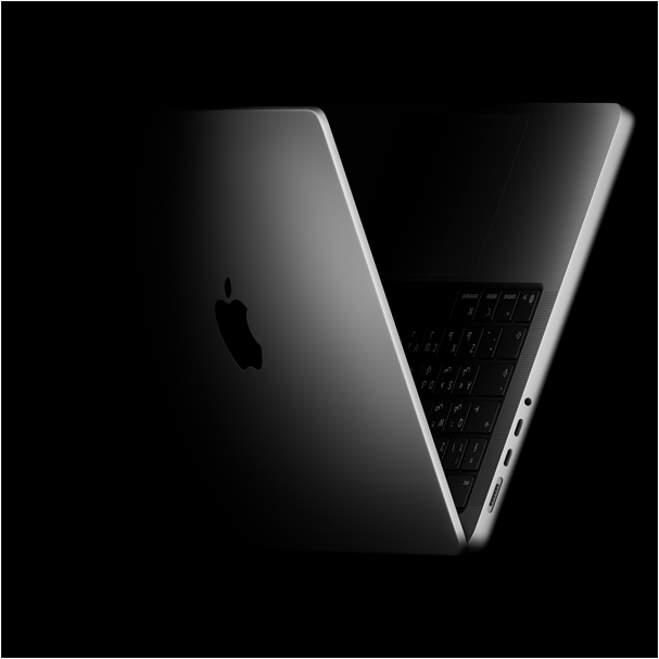 جهاز MacBook Pro مفتوح على شكل حرف V في إشارة إلى عائلة شريحة M5‏