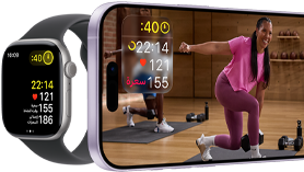 Apple Watch بجانب iPhone مع تمرين من +Apple Fitness يُعرض على الشاشة