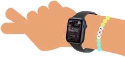 رسم كرتوني لمعصم طفل يرتدي Apple Watch SE 3 مع تطبيق الرسائل مفتوح على الشاشة