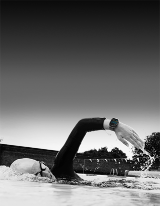 سباح يتتبع التمرين على Apple Watch Ultra 3‏