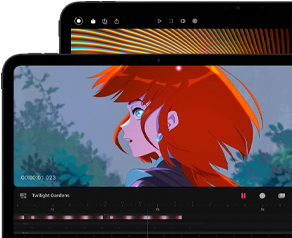 جهاز iPad Pro مقاس 13 إنش وجهاز iPad Pro مقاس 11 إنش، الجزء الأمامي الخارجي، الوضع الأفقي، لون أسود فلكي، زوايا مدورة، إطار شاشة أسود، شاشة مقاس 11 إنش تعرض صورة زاهية لشخصية ذات شعر أحمر اللون، شاشة مقاس 13 إنش تعرض عناصر واجهة تعديل صور ملونة