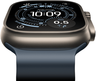 Apple Watch Ultra 3 مائلة إلى الأمام، إطار من التيتانيوم الطبيعي، بوصلة على واجهة الساعة